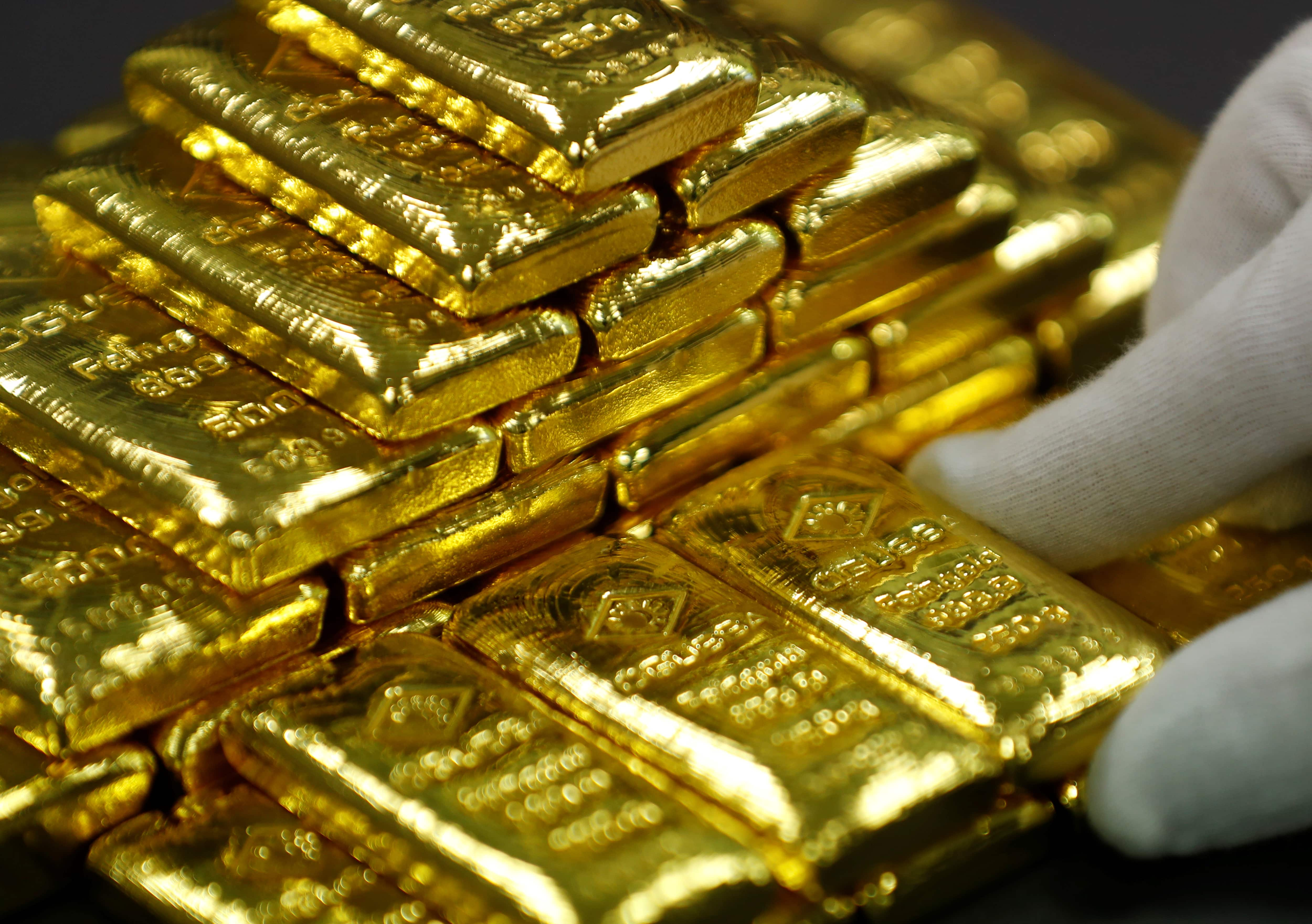 Gold extends fall as dollar, Treasury yields rise